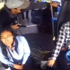 Uno de los tres delincuentes que se subieron al bus amenaza al conductor y a la pasajera que estaba junto a él