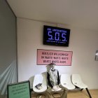 Pistas. Un esqueleto en una sala de espera de una oficina pública.