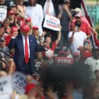 El expresidente estadounidense Donald J. Trump habla durante un mitin de campaña en Racine Festival Park en Racine, Wisconsin (EE.UU.), 18 de junio de 2024.