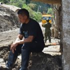 Luis Chango, sentado frente a la casa dónde murieron cuatro integrantes de su familia.