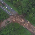 Un tramo de carretera, que comunica la Ciudad de Guatemala con los principales puertos del océano Pacífico, afectado por las fuertes lluvias, en Escuintla (Guatemala).