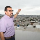 Vista. El director de Misión Noruega señala el noroeste, población a la que la ONG dirige sus servicios.