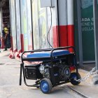 Algunos negocios colocaron pequeños generadores para poder seguir operando.