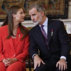 El rey Felipe VI (d) conversa con su hija Leonor princesa de Asturias en el Palacio Real en Madrid donde se conmemora el décimo aniversario del reinado de Felipe VI, este miércoles. El rey Felipe VI, junto a la reina Letizia y sus hijas, conmemora el décimo aniversario de su reinado con el relevo solemne de la Guardia Real, la imposición de condecoraciones a ciudadanos desconocidos y un almuerzo institucional, todo ello en el Palacio Real de Madrid, donde el broche a la jornada va a ser un concierto a cargo de la banda de música de la Guardia Real y del violinista Ara Malikian. EFE/ Chema Moya