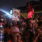 Seguidores del expresidente peruano Alberto Fujimori, se reúnen a la salida del penal de donde fue liberado el 6 de diciembre de 2023.