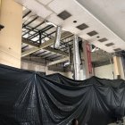 Varias áreas de la terminal terrestre de Babahoyo se encuentran cubiertas por lonas de plástico.