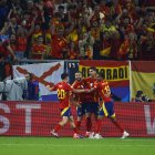 Los jugadores de España celebran el único gol ante Italia