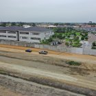 1. Vías. La ruta interna junto a la ciudadela Jardines de Parque Magno luce completamente descuidada.