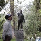 El Ejido. Al monumento de Eloy Alfaro le mutilaron el brazo y le sacaron la espada.