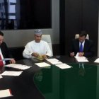 Firma. Otroras autoridades de Ecuador, como Nilsen Arias (d), firmando un contrato de fuel oil con Oman Trading.