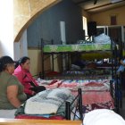 Baños. Un menor se acomoda entre literas. Su familia es una de las damnificadas por el aluvión del domingo.