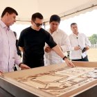 El presidente observa una maqueta la obra de la cárcel de Santa Elena.