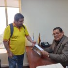 Cárdenas (izquierda) entregó la solicitud al asambleísta.