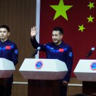 En la imagen de archivo, los astronautas Zhai Zhigang (C), Ye Guangfu (i) y Wang Yaping (d) durante una rueda de prensa celebrada en el Centro de lanzamiento de Jiuquan, China. EFE/ Álvaro Alfaro