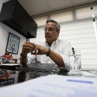 Jimmy Jairala cada mañana locuta en su programa radial.