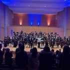 La Orquesta Sinfónica del Ecuador en el escenario de la Casa de la Música.