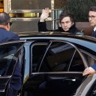 El presidente argentino, Javier Milei (c), a su llegada este viernes a Madrid, donde se reúne con la presidenta de la COmunidad, Isabel Díaz Ayuso.