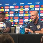 Félix Torres junto al DT de Ecuador Félix Sánchez.