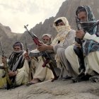 Unos guerrilleros baluches permanecen en Iranshar (Irán).