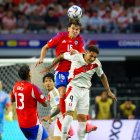 El defensor chileno Igor Lichnovsky (arriba) fue registrado este vienes, 21 de junio, al marcar al atacante peruano Paolo Guerrero (abajo).