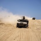 JERUSALÉN, 22/06/2024.- El Ejército de Israel informó este sábado de intensos combates contra milicianos de Hamás en el centro de Gaza y "operaciones selectivas" en Rafah (sur), donde según fuentes palestinas murieron hoy dos civiles, después de que ayer lo hicieran al menos 25 en dos ataques contra tiendas de desplazados. En el centro de Gaza, tropas y cazas israelíes abatieron a milicianos y destruyeron infraestructura de Hamás, según un comunicado castrense, como un puesto de lanzamiento de cohetes. Por su parte, fuentes palestinas denuncian ataques de artillería contra viviendas en el campamento de refugiados de Nuseirat, en los que varios ciudadanos, entre ellos niños, resultaron heridos. EFE/ Ejército Israelí SOLO USO EDITORIAL/SOLO DISPONIBLE PARA ILUSTRAR LA NOTICIA QUE ACOMPAÑA (CRÉDITO OBLIGATORIO)