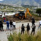 Con maquinaria y presencia policial derrocaron el cerramiento ilegal en el sector.