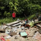 ES6001.SOYAPANGO (EL SALVADOR) 22/06/2024- Un hombre observa escombros de una casa derrumbada a causa de las lluvias, el 21 de junio del 2024, en Soyapango (El Salvador). Una familia salvadoreña pasó la noche en una barca después de que el colapso de un dique de tierra destruyera su casa y las fuertes lluvias amenazaran con más derrumbes, sumándose a las más de 3.800 personas que han tenido que ser evacuadas por las precipitaciones que azotan El Salvador desde la semana pasada y que han dejado al menos 19 fallecidos y dos desaparecidos. EFE/ Rodrigo Sura