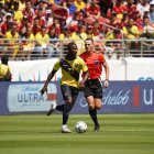 Moisés Caicedo armando una jugada para Ecuador.