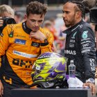 Lando Norris junto a Lewis Hamilton tras la prueba de clasificación. Ambos irán con el afán de tumbar a Red Bull.