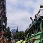 El equipo se paseó con la copa por toda la ciudad sobre un autobús.