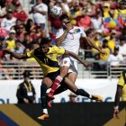 El defensor venezolano Yordan Osorio se dirige contra el delantero ecuatoriano Kevin Rodríguez.