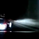 En el video se observa como un auto intercepta a otro vehículo para asaltarle