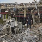 Kharkiv (Ukraine), 23/06/2024.- Ukrainian policemen work at the site of a glide bomb attack on a school in Kharkiv, northeastern Ukraine, 23 June 2024, amid the Russian invasion. At least one man died and 11 people were injured as a result of four Russian glide bombs attack on Kharkiv, according to a National Police report. Russian troops entered Ukrainian territory on 24 February 2022, starting a conflict that has provoked destruction and a humanitarian crisis. (Rusia, Ucrania) EFE/EPA/SERGEY KOZLOV