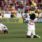 Angelo Preciado (i) camina cabizbajo ante el festejo de un venezolano.