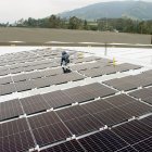 Trabajo. Una persona instala panales solares en la empresa Productos OLÉ.