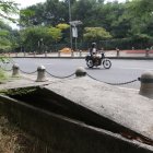 16-06-2024-En la Av. Barcelona frente a los condominios Base San edurdo se observa levantamientos de muros en la calzada