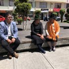 Inés Toaquiza junto a sus familiares en la espera de los trámites para repatriar el cuerpo de su hija.