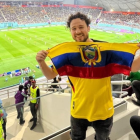Luisito Comunica apoyando a la selección ecuatoriana en un partido del Mundial Qatar 2022.