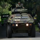 Fotografía de archivo en la que aparece un camión blindado del Ejército colombiano mientras patrulla por vías de acceso al municipio de Jamundí, Valle del Cauca (Colombia).