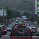 Atascos. La ciudadanía denuncia que llegan a pasar hasta 30 minutos atrapados en el congestionamiento que se genera a diario en la vía principal de esta urbanización. 2. Accionar. La presencia de los agentes de la CTE es insuficiente. Los conductores denuncian que no aparecen hasta que el tráfico se ha tornado más pesado.
==