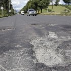 En la Simón Bolívar es común encontrar huecos y grietas.