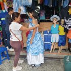 Clientes.- Maruixi Romero prueb un disfraz típico de guayaquileña a su hija Marlene.
