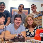 Isaac con su familia.