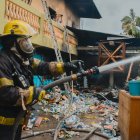 En la vivienda se halló material peligroso con el que se fabricaba pirotecnia.
