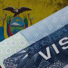 ¿Cuáles son las causas y situaciones específicas que pueden llevar a la terminación, cancelación o revocatoria de una visa en Ecuador?