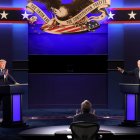 Fotografía de archivo del 30 de septiembre de 2020 de Donald J. Trump (i), y Joe Biden (d), durante un debate en el Samson Pavilion en Cleveland.