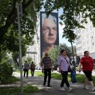 Moscú. La gente pasa junto a un mural del fundador de WikiLeaks.