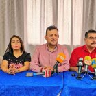 El director de Unidad Popular, Geovanni Atarihuana (i), y el precandidato, Jorge Escala (d), durante rueda de prensa.