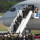 Soldados kenianos descienden de un avión este 25 de junio de 2024, en el aeropuerto Toussaint Louverture de Puerto Príncipe.