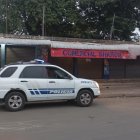 Personal policial acudió al mercado tras el crimen.